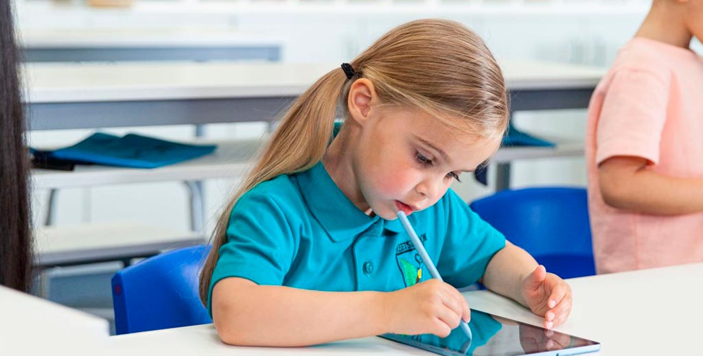 niña con su ipad aprendiendo con el Método Kumon | Mamá tiene un plan