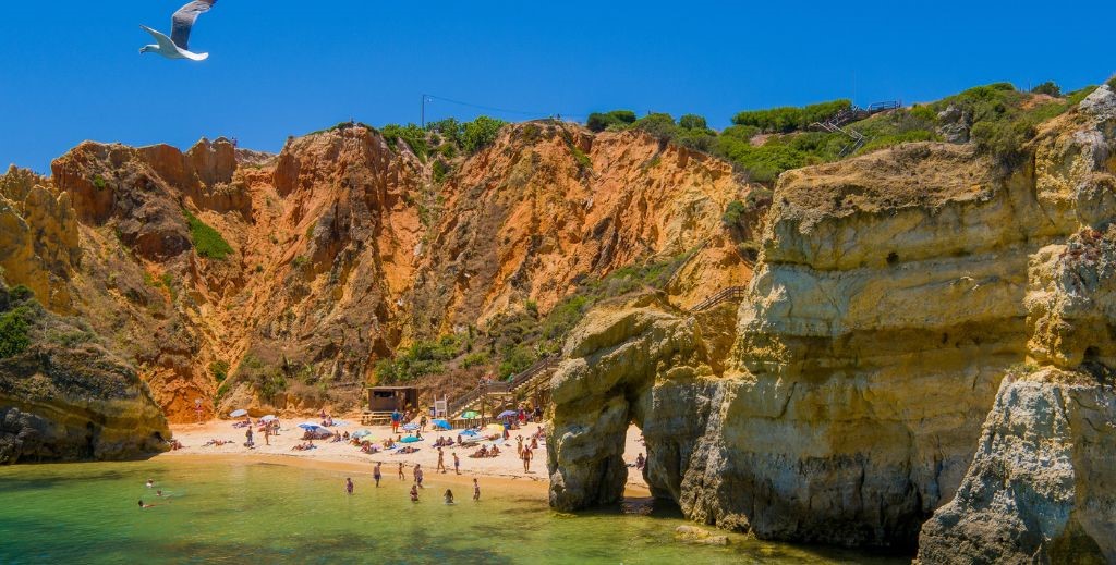 Playas bonitas con niños en el Algarve portugués, imagen de la Praia do Camilo - Mamá Tiene un Plan.