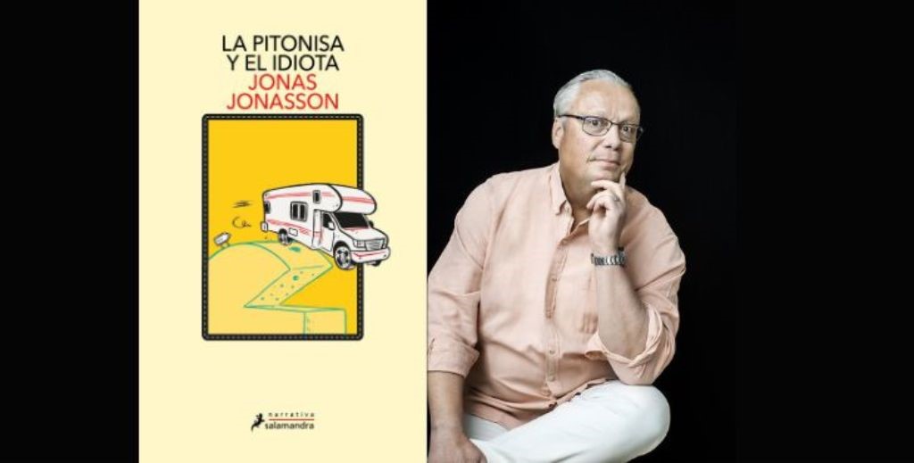 Portada del libro 'La pitonisa y el idiota' y el autor Jonas Jonasson - Mamá Tiene un Plan.