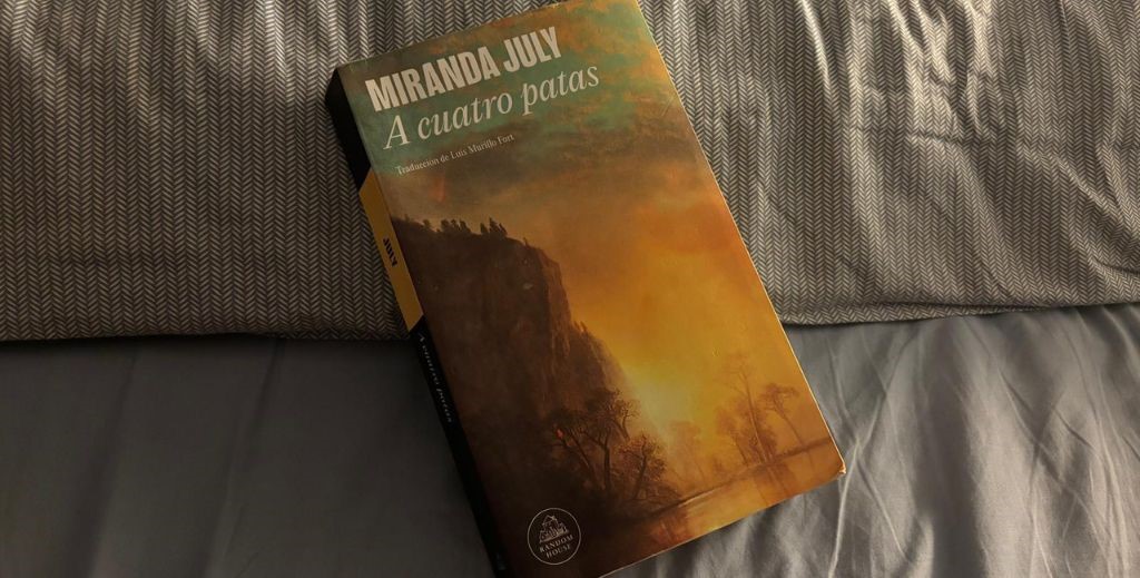 Portada de la novela 'A cuatro patas' de Miranda July - Mamá Tiene un Plan.