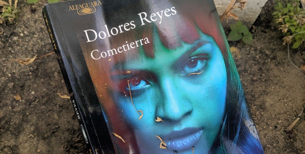 Portada de la novela 'Cometierra', de Dolores Reyes - Mamá Tiene un Plan.
