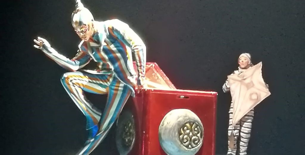 Escena de Kooza, de Cirque du Soleil - Mamá Tiene un Plan.