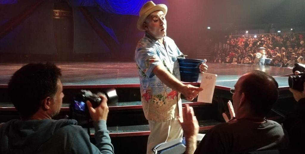 Escena de Kooza, de Cirque du Soleil - Mamá Tiene un Plan.