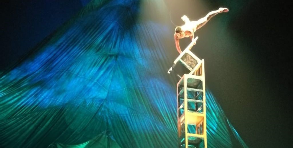 Escena de Kooza, de Cirque du Soleil - Mamá Tiene un Plan.