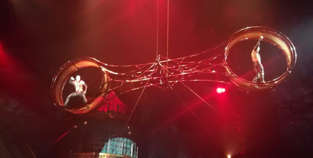 Escena de Kooza, de Cirque du Soleil - Mamá Tiene un Plan.