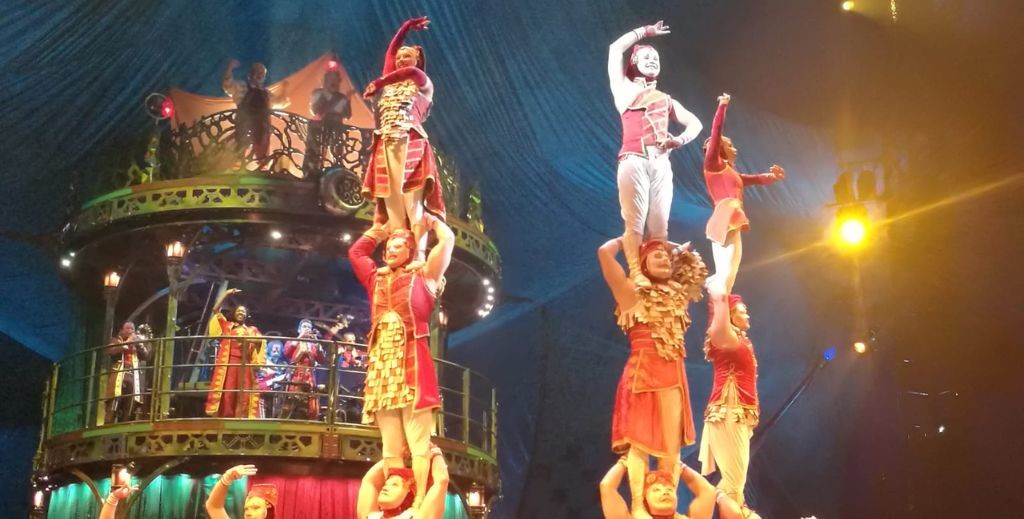 Escena de Kooza, de Cirque du Soleil - Mamá Tiene un Plan.