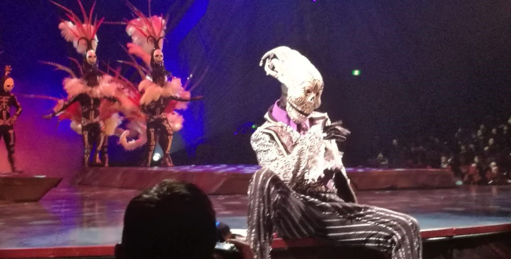 Escena de Kooza, de Cirque du Soleil - Mamá Tiene un Plan.