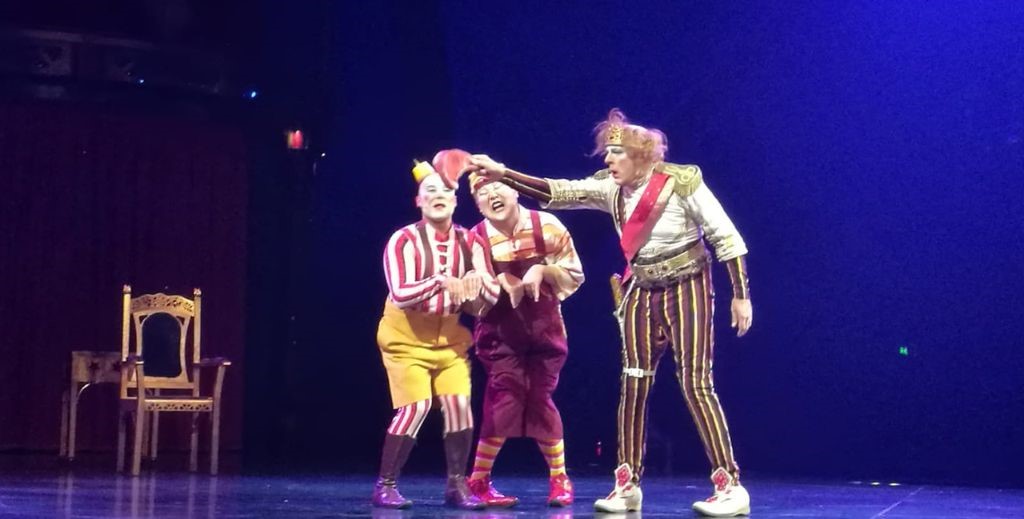 Escena de Kooza, de Cirque du Soleil - Mamá Tiene un Plan.