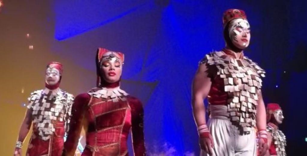 Escena de Kooza, de Cirque du Soleil - Mamá Tiene un Plan.