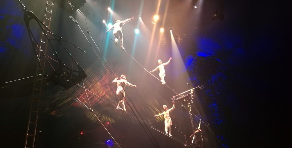 Escena de Kooza, de Cirque du Soleil - Mamá Tiene un Plan.