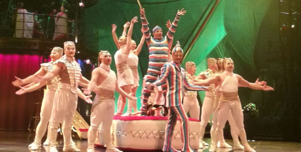 Escena de Kooza, de Cirque du Soleil - Mamá Tiene un Plan.