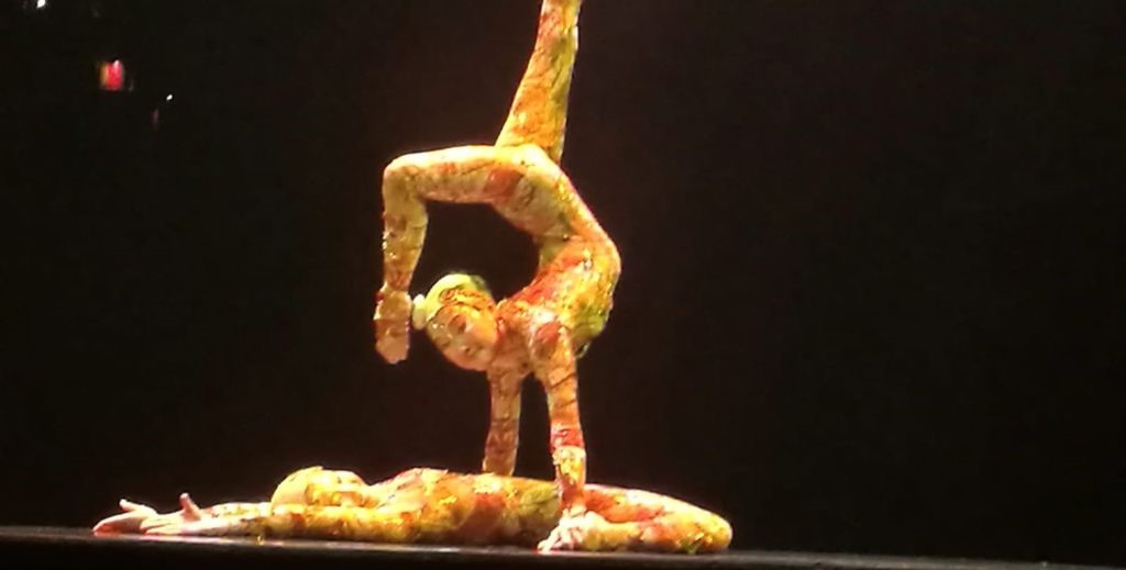 Escena de Kooza, de Cirque du Soleil - Mamá Tiene un Plan.