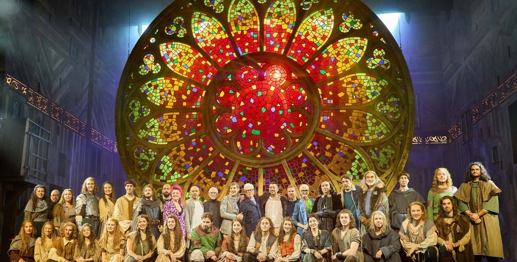 Elenco de 'Los pilares de la tierra, el musical', posando en el Teatro Gran Vía de Madrid - Mamá Tiene un Plan.