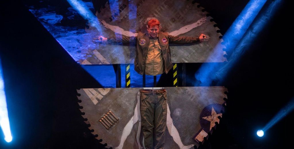 Escena de Hangar 52 de Mago Yunke - Mamá Tiene un Plan.