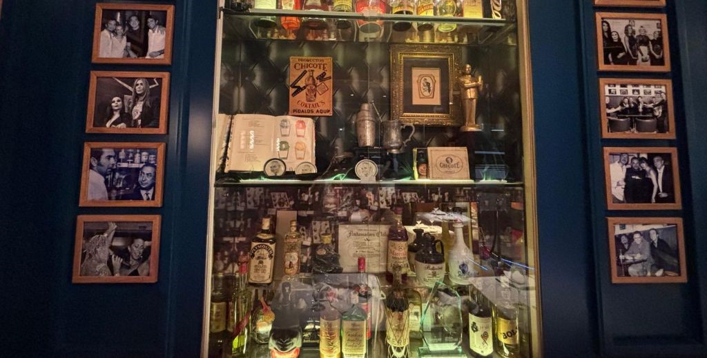 Parte de la colección de botellas de Perico Chicote - Mamá Tiene un Plan.