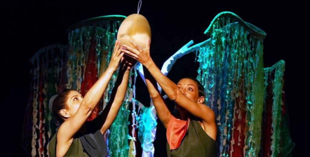Imagen de escena de la obra de teatro para bebés Pañuelos de Teatro Tarambana