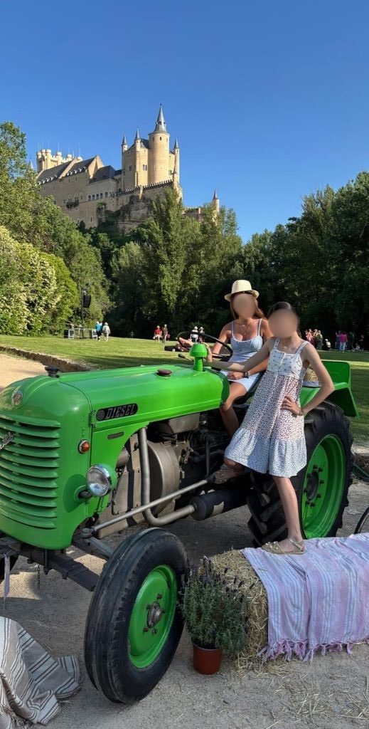 Photocall de tractor en Segovia Picnic Day - Mamá Tiene un Plan.