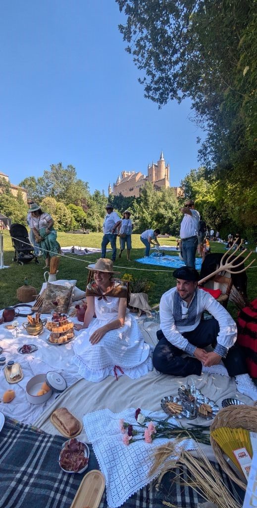 Mesa de picnic ganadora en el Concurso de la primera edición de Segovia Picnic Day - Mamá Tiene un Plan.