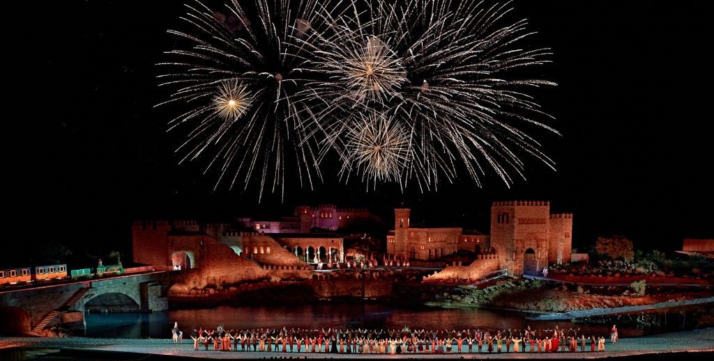 Escena final de El Sueño de Toledo en Puy du Fou - Mamá Tiene un Plan.