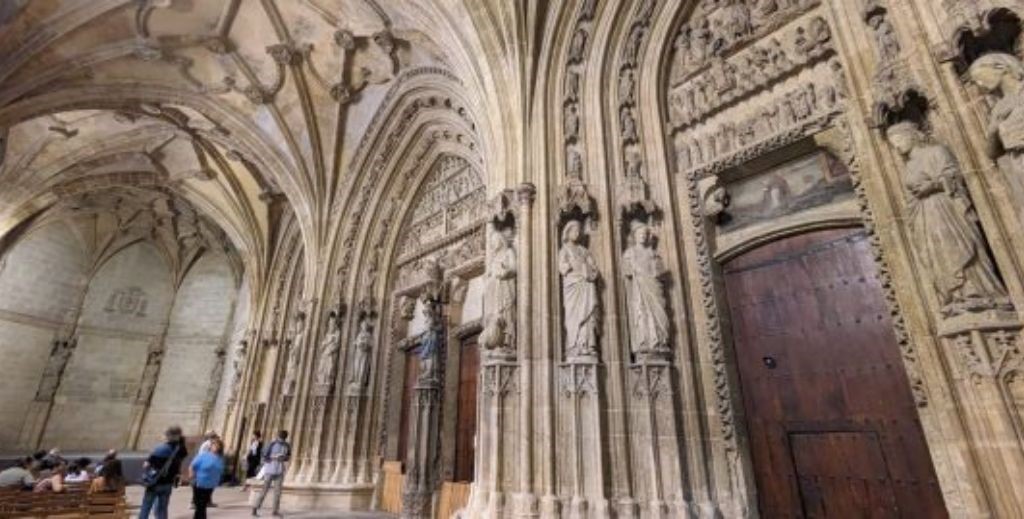 qué-ver-con-ninos-en-vitoria-mamátieneunplan-03-catedral-santa-maría-abierta-por obras
