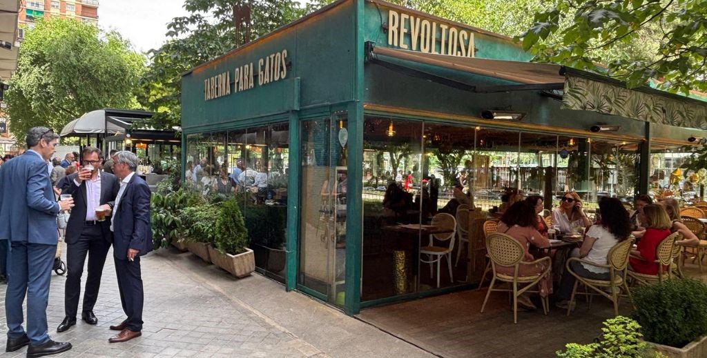 Terraza acristalada del restaurante La Revoltosa de Parque Berlín en Madrid - Mamá Tiene un Plan.