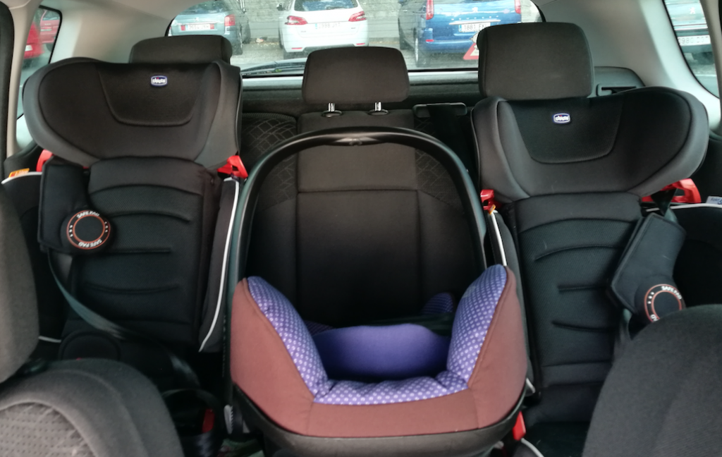 tres sillas infantiles en un coche