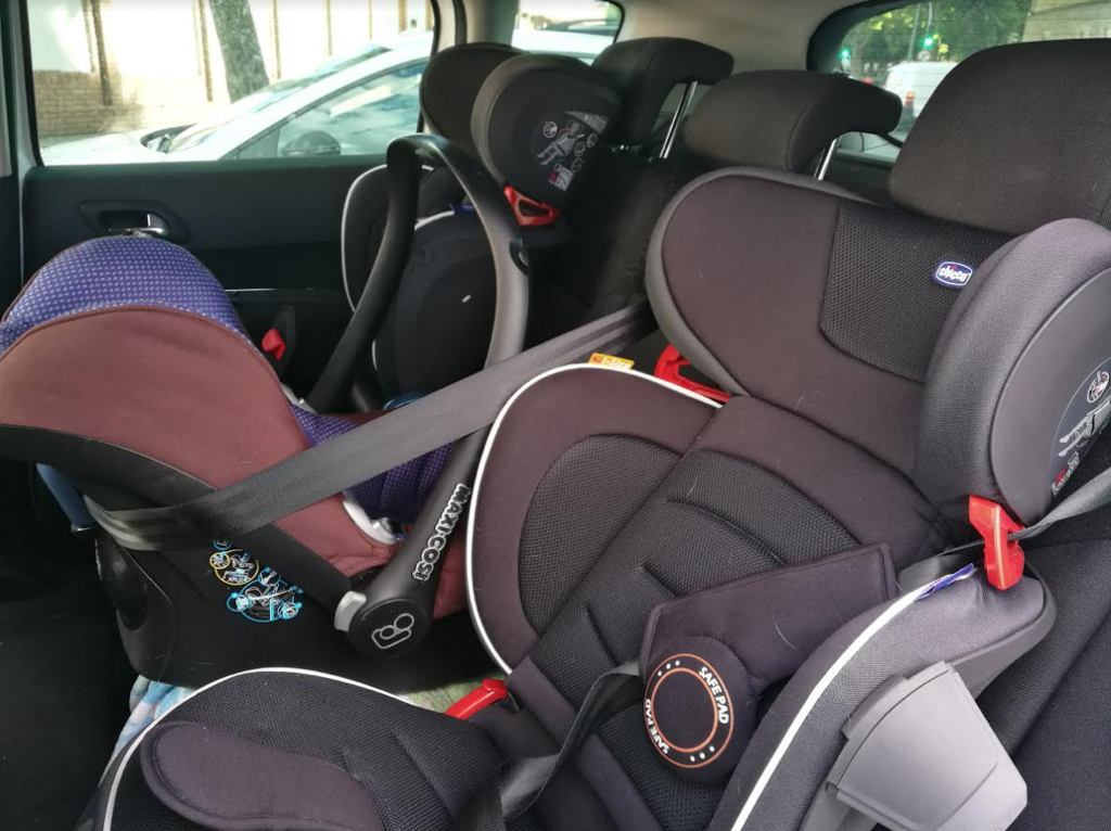 tres sillas infantiles en un coche2