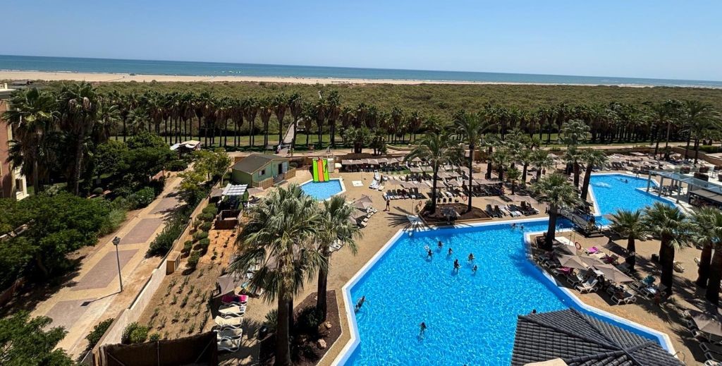 Vista de los jardines y piscinas del hotel Vila Galé Isla Canela - Mamá Tiene un Plan.
