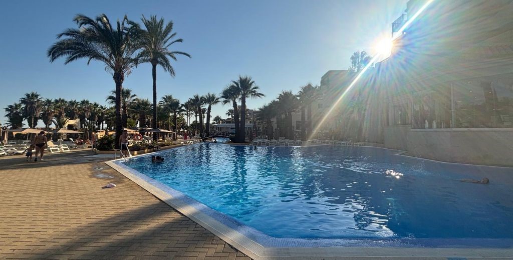 La gran piscina de Vila Galé Isla Canela serpentea entre el jardín tropical - Mamá Tiene un Plan.