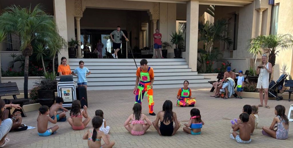 Los niños se lo pasan genial con la animación de Vila Galé Isla Canela - Mamá Tiene un Plan.