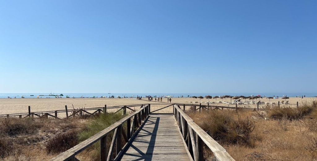 El hotel tiene acceso directo a la paradisíaca playa de Isla Canela - Mamá Tiene un Plan.