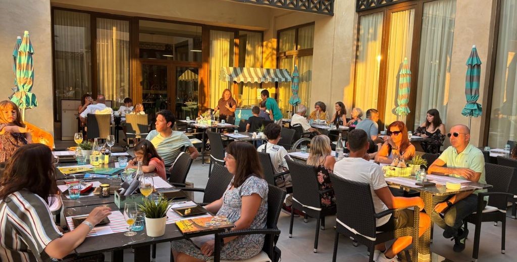 Terraza del restaurante Massa Fina en Vila Galé Isla Canela - Mamá Tiene un Plan.