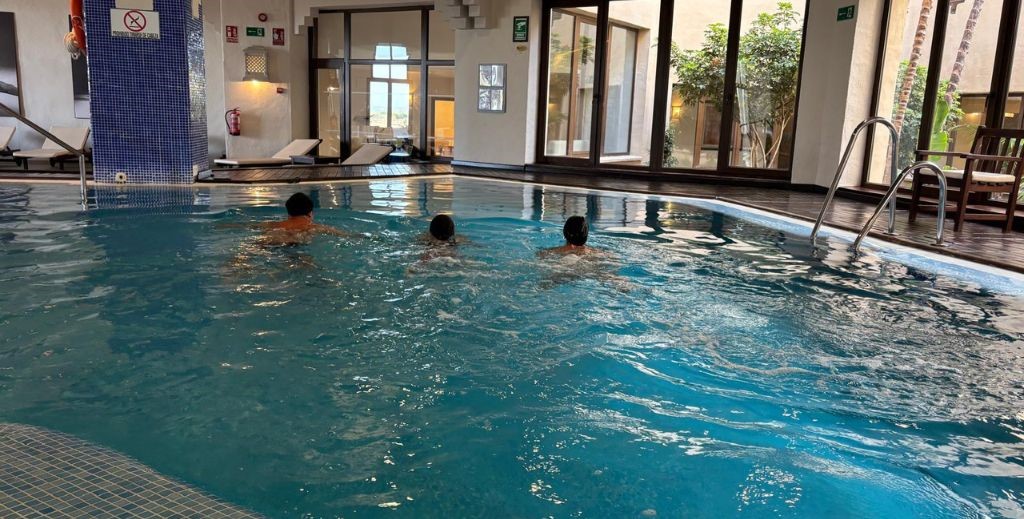El espacio termal de Spa Satsanga cuenta con piscina climatizada y jacuzzi - Mamá Tiene un Plan.
