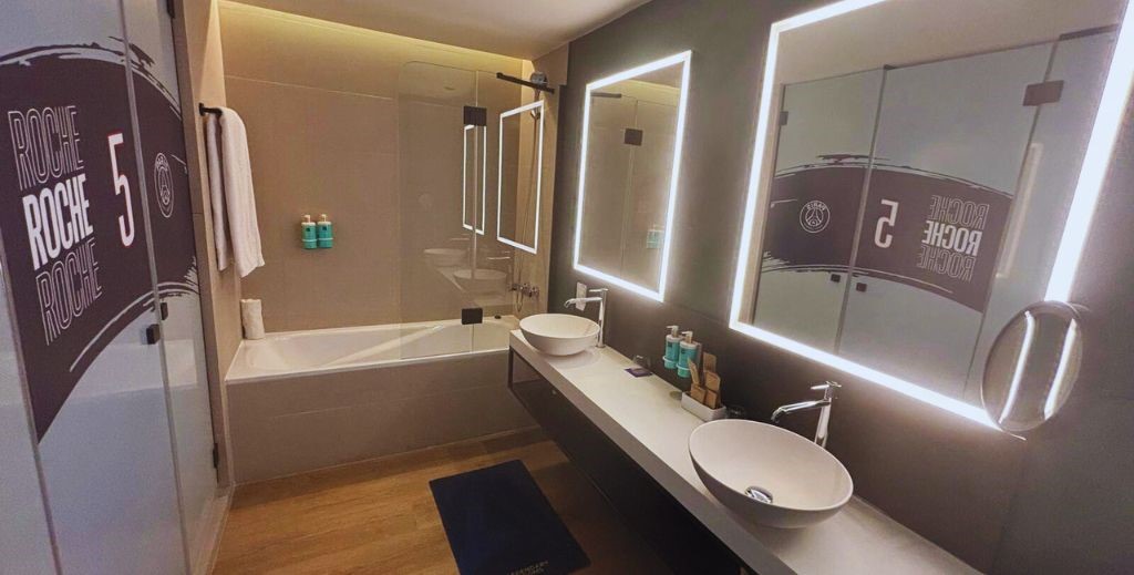 Baño de la suite Legend Rooms de Novotel - Mamá Tiene un Plan. 