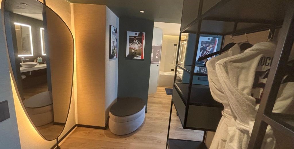 Entrada de la suite Legend Room en Novotel Lavant - Mamá Tiene un Plan.
