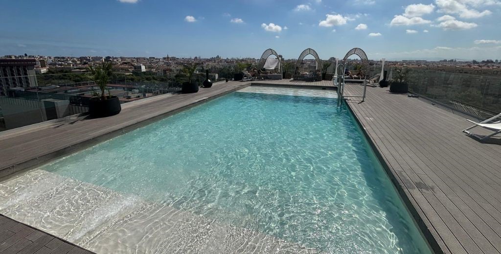 Piscina de la azotea de Novotel Lavant Valencia - Mamá Tiene un Plan.