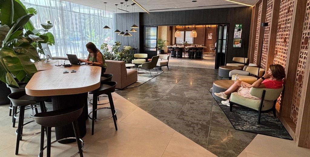 Luminoso recibidor de Novotel Lavant Valencia - Mamá Tiene un Plan.