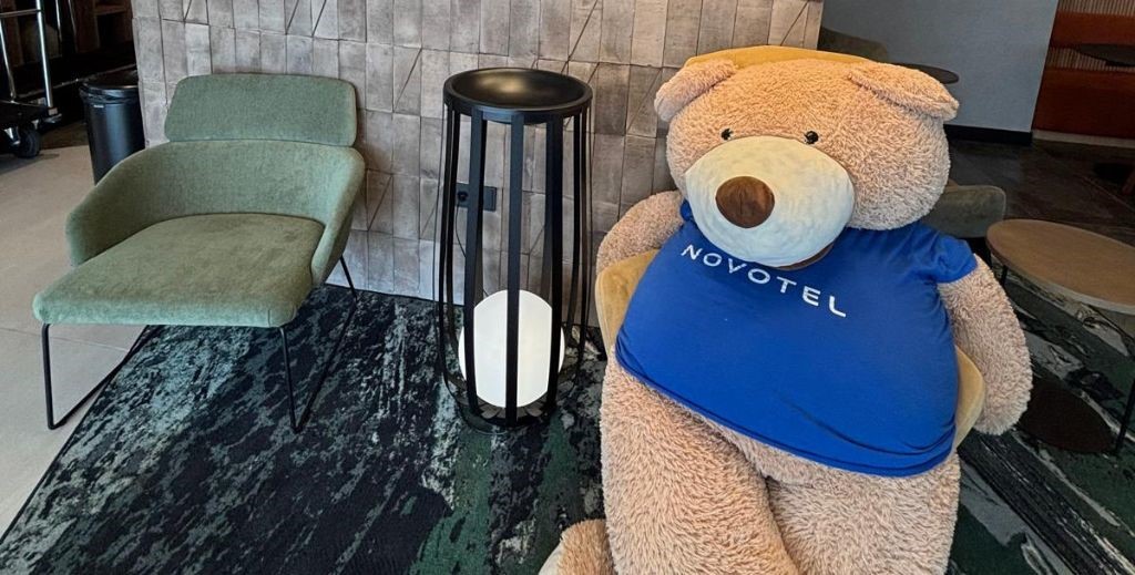 Novo, la mascota de Novotel - Mamá Tiene un Plan.