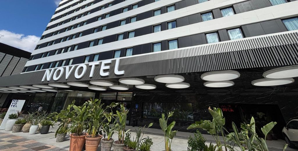 Fachada principal de Novotel Lavant Valencia - Mamá Tiene un Plan.