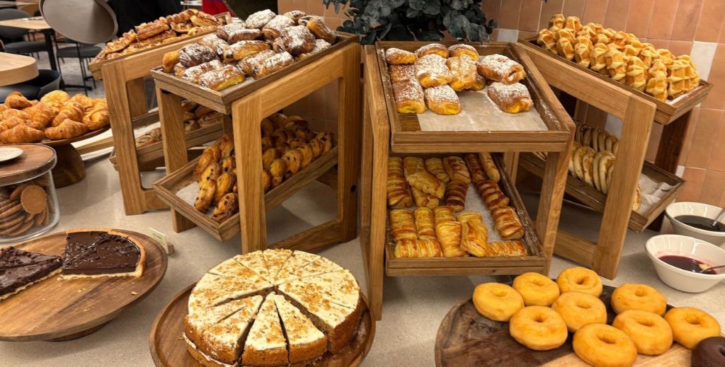 Zona de panadería y pastelería en los desayunos de Novotel - Mamá Tiene un Plan.