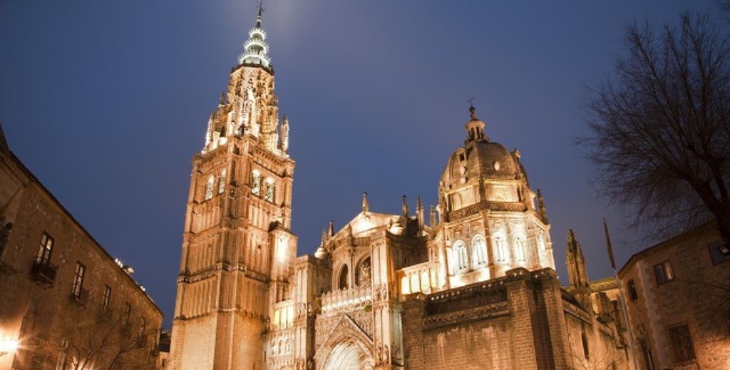 Vista de la catedral de Santa María de Toledo iluminada - Mamá Tiene un Plan.