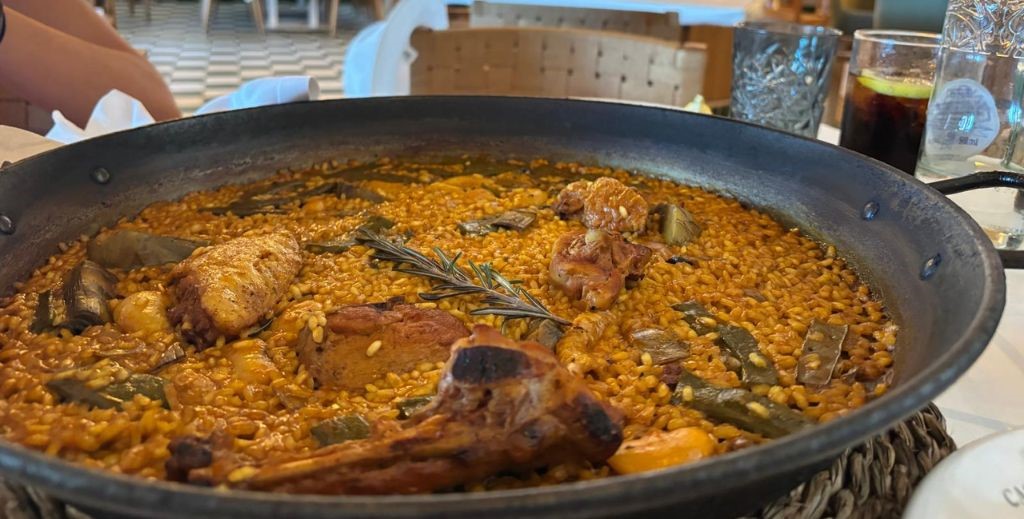 Paella valenciana en un restaurante del paseo marítimo de La Malvarrosa - Mamá Tiene un Plan.