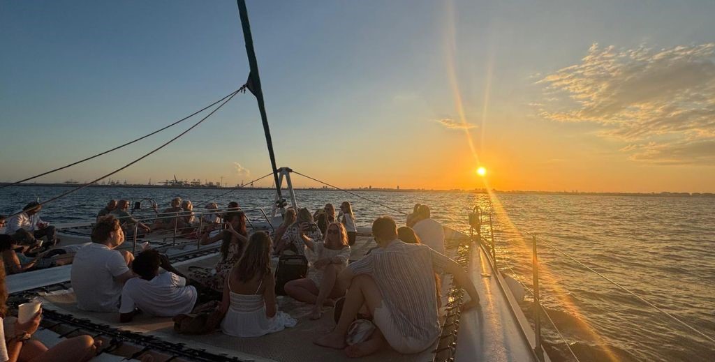 Puesta de sol en un catamarán de Mundo Mar en Valencia - Mamá Tiene un Plan.