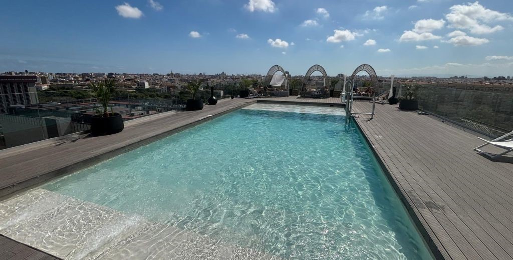 Piscina en la azotea del hotel Novotel Lavant Valencia - Mamá Tiene un Plan.