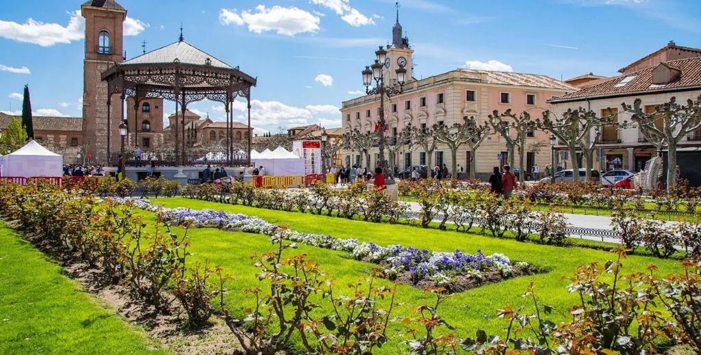 Plaza de Cervantes de Alcalá de Henares - Mamá Tiene un Plan.