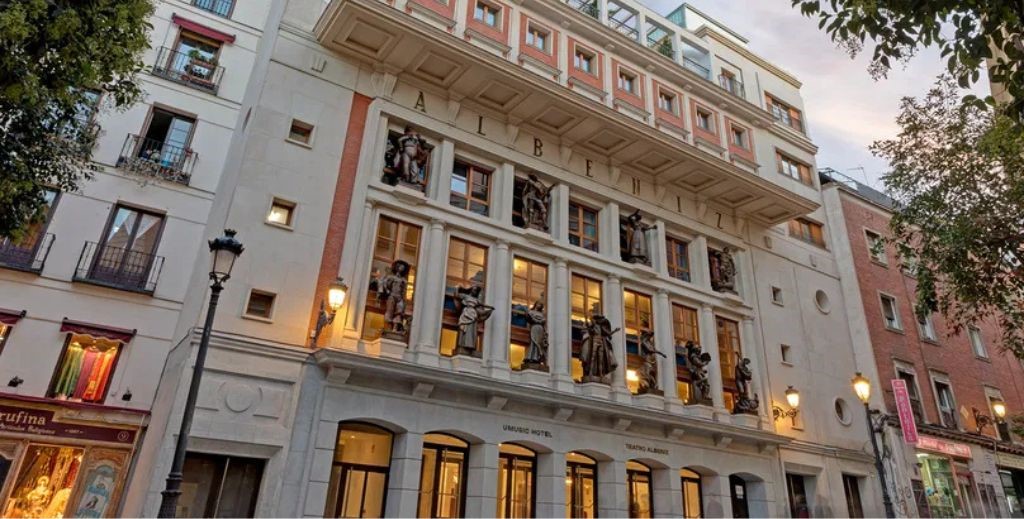 Fachada del Teatro Albéniz Umusic de Madrid - Mamá Tiene un Plan.