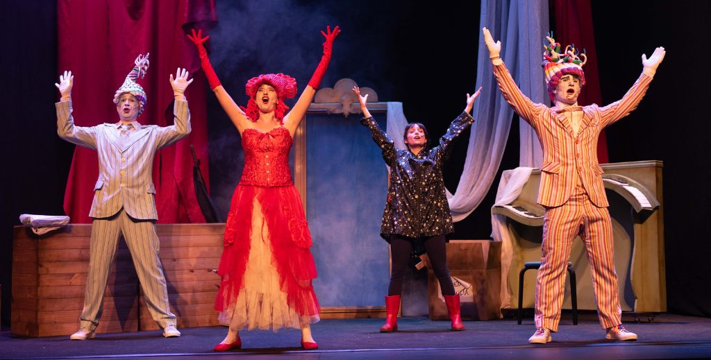 Imagen de escena de Esos Locos fantasmas, el musical
