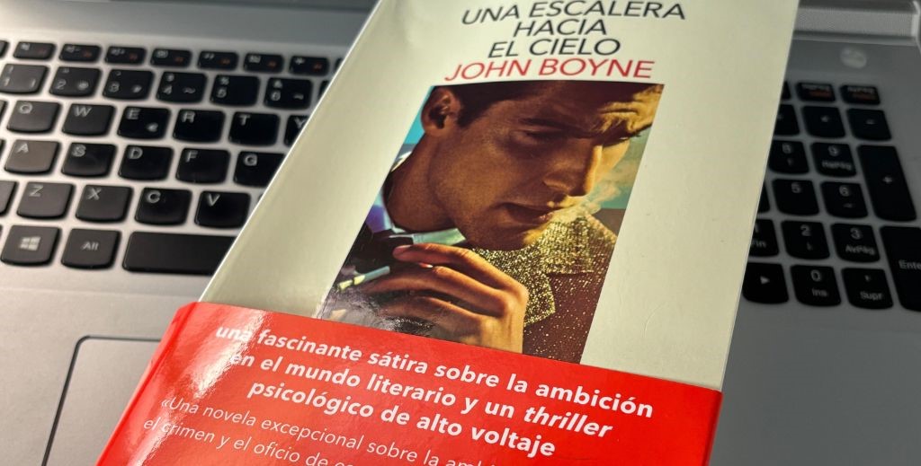 Portada de la novela 'Una escalera hacia el cielo' de John Boyne - Mamá Tiene un Plan.