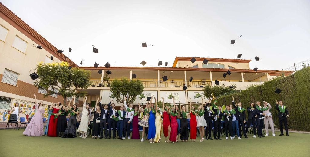 Colegios con más de 12.000 m² dedicados a una formación educativa trilingüe que incluye bachillerato 1 Ceremonia de graduación de estudiantes del colegio británico ELIS Villamartín en Alicante.