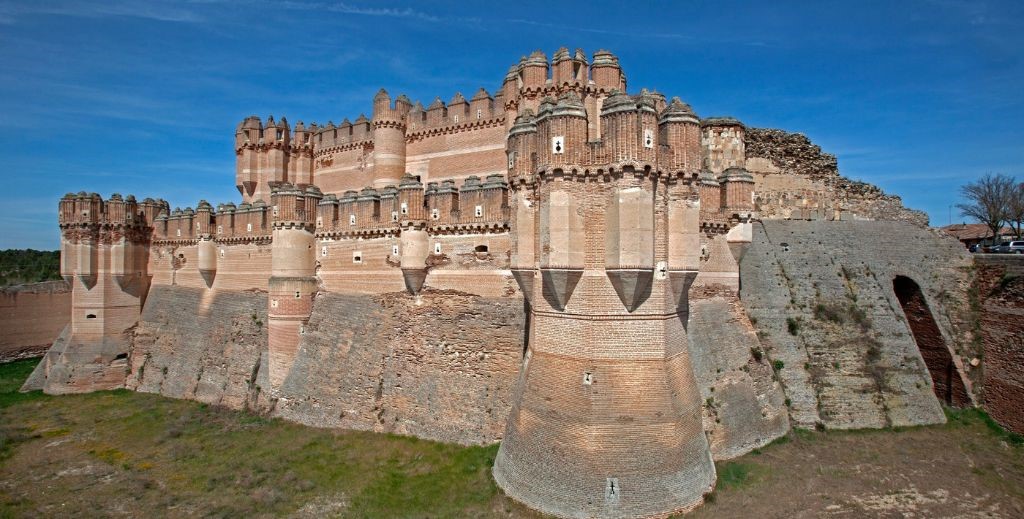 Vista exterior del Castillo de Coca, en la provincia de Segovia - Mamá Tiene un Plan.